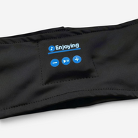 Gros plan des boutons volume et lecture du masque de sommeil en bandeau Bluetooth